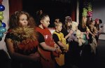 "Dziewczynki z zabawkami"