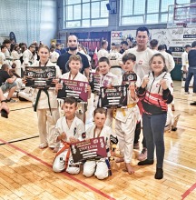 Zawodnicy karate na podium