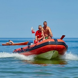 Pokazy ratownicze na plaży przy ul. Nadbrzeżnej