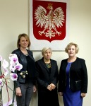 Stoją od lewej: Sylwia Halama -zastępca wójta, Elżbieta Macek - skarbnik gminy, Bernadeta Borkowska - wójt gminy